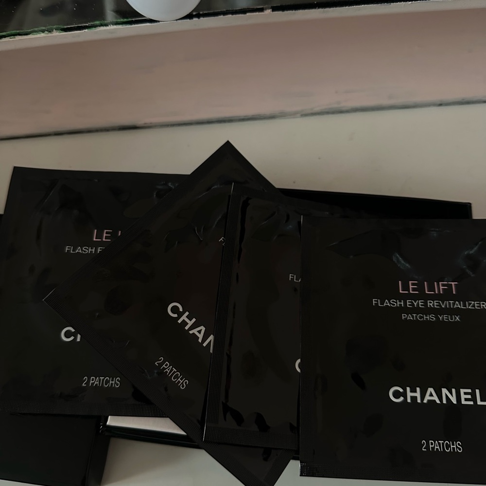 chanel le lift eye patches